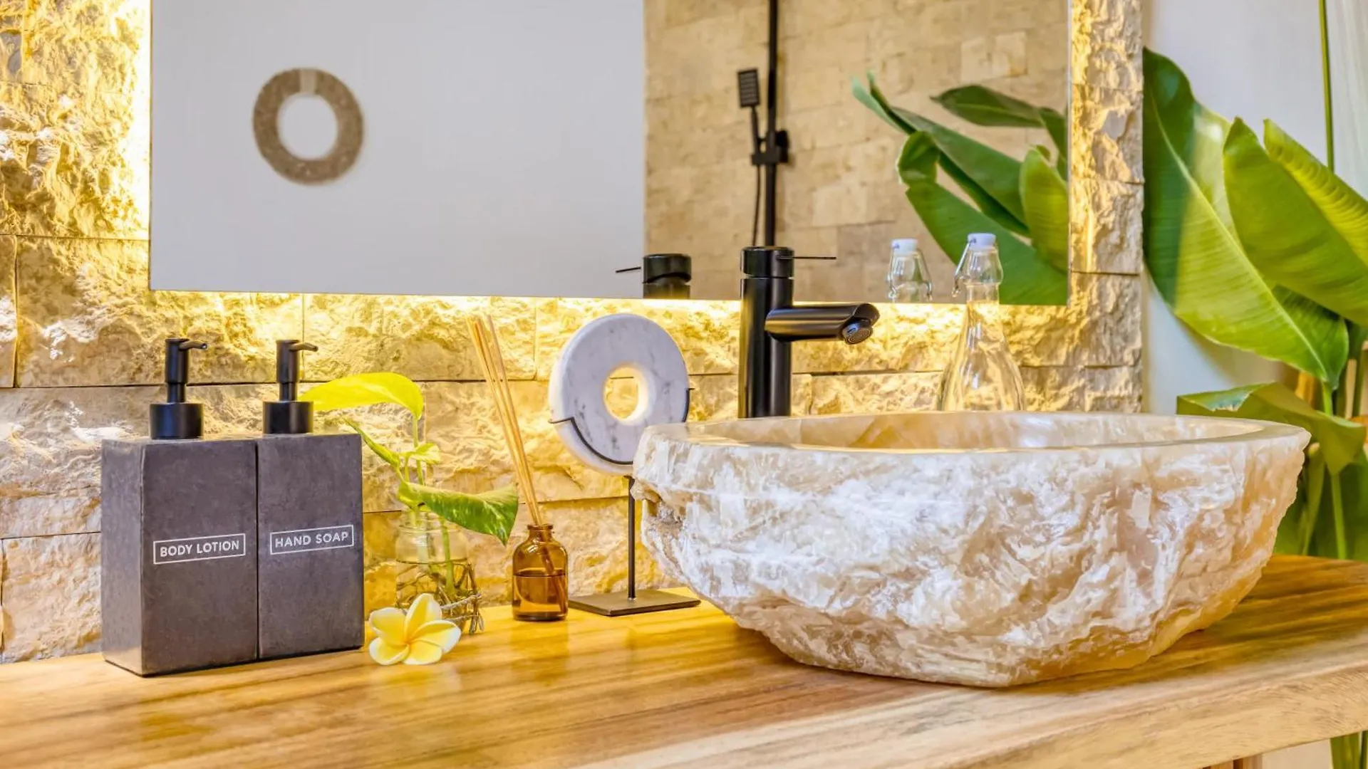 Villa Tango - New Luxurious 7Bdr Prime Location Seminyak